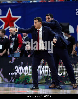 Mosca, Russia. Xii oct, 2017. dimitris itoudis (l), capo allenatore del cska mosocw dà istruzioni durante l'Eurolega di basket match tra CSKA Mosca e ax armani exchange Olimpia Milano a Mosca, in Russia, il Ott. 12, 2017. Il CSKA Mosca ha vinto 93-84. Credito: wu zhuang/xinhua/alamy live news Foto Stock