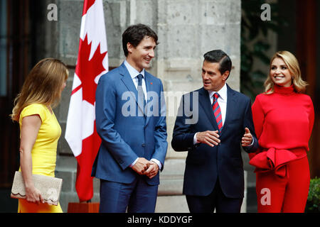 Città del Messico, Messico. 12 ottobre 2017. Il presidente messicano Enrique pena Nieto (2° R), sua moglie Angelica Rivera (R), dà il benvenuto al primo ministro canadese Justin Trudeau (2° L) e a sua moglie Sophie Gregoire (L), al Palazzo Nazionale di città del Messico, Messico, il 12 ottobre 2017. Il primo ministro canadese Justin Trudeau è arrivato giovedì per la sua prima visita ufficiale in Messico. Crediti: Francisco Canedo/Xinhua/Alamy Live News Foto Stock