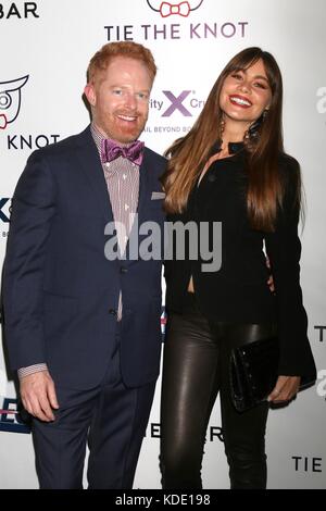 Los Angeles, California, Stati Uniti. 12 Ott 2017. Jesse Tyler Ferguson, Sofia Vergara al Tie The Knot festeggia il 5-Year Anniversary al NeueHouse il 12 ottobre 2017 a Los Angeles, CA, agli arrivi per Tie The Knot Fifth Year Anniversary and Collection Launch Party, NeueHouse Hollywood, Los Angeles, CA 12 ottobre 2017. Credit: Priscilla Grant/Everett Collection/Alamy Live News Foto Stock