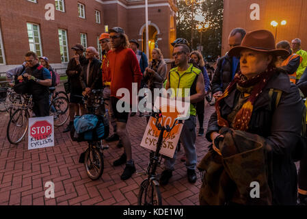 12 ottobre 2017 - Londra, Regno Unito. 12 ottobre 2017. Un uomo ha in mano un poster scritto con l'aiuto della figlia di 8 anni alla veglia di morte e protesta di Stop Killing Cyclists fuori Kensington & Chelsea Town Hall dopo l'uccisione di una giovane donna di 36 anni al Chelsea Bridge la scorsa settimana, la seconda ciclista uccisa da un HGV nel quartiere quest'anno. Kensington & Chelsea è uno dei peggiori quartieri londinesi in piani opposti per piste ciclabili protette, by-pass delle fermate degli autobus e limiti di velocità di 20 km/h e non sono riusciti a costruire nemmeno un metro di pista ciclabile protetta, costringendo i ciclisti Foto Stock