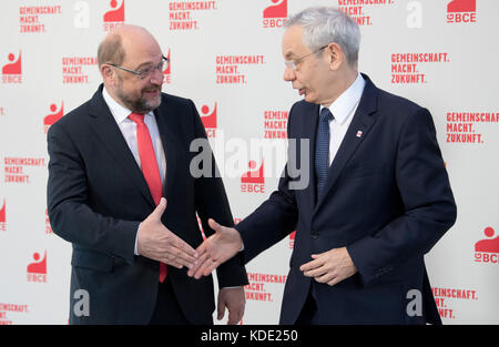 Hannover, Germania. 13 ottobre 2017. Il presidente del Partito socialdemocratico (SPD) Martin Schulz (L) dà il benvenuto al presidente dell'IG BCE, Michael Vassiliadis, al congresso sindacale dell'Industriegewerkschaft Bergbau, Chemie, energie (IG BCE) ad Hannover, Germania, 13 ottobre 2017. Credito: Julian Stratenschulte/dpa/Alamy Live News Foto Stock