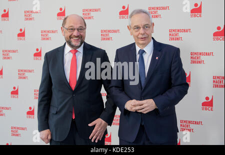 Hannover, Germania. 13 ottobre 2017. Il presidente del Partito socialdemocratico (SPD) Martin Schulz (L) dà il benvenuto al presidente dell'IG BCE, Michael Vassiliadis, al congresso sindacale dell'Industriegewerkschaft Bergbau, Chemie, energie (IG BCE) ad Hannover, Germania, 13 ottobre 2017. Credito: Julian Stratenschulte/dpa/Alamy Live News Foto Stock