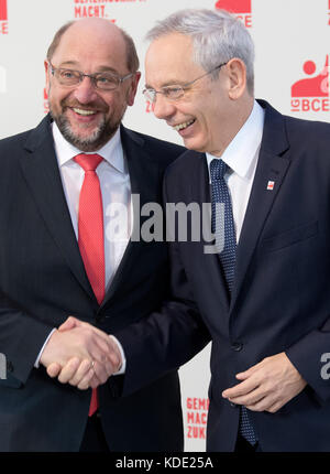 Hannover, Germania. 13 ottobre 2017. Il presidente del Partito socialdemocratico (SPD) Martin Schulz (L) dà il benvenuto al presidente dell'IG BCE, Michael Vassiliadis, al congresso sindacale dell'Industriegewerkschaft Bergbau, Chemie, energie (IG BCE) ad Hannover, Germania, 13 ottobre 2017. Credito: Julian Stratenschulte/dpa/Alamy Live News Foto Stock