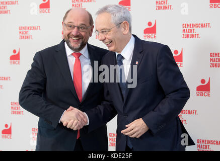 Hannover, Germania. 13 ottobre 2017. Il presidente del Partito socialdemocratico (SPD) Martin Schulz (L) dà il benvenuto al presidente dell'IG BCE, Michael Vassiliadis, al congresso sindacale dell'Industriegewerkschaft Bergbau, Chemie, energie (IG BCE) ad Hannover, Germania, 13 ottobre 2017. Credito: Julian Stratenschulte/dpa/Alamy Live News Foto Stock