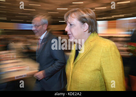 Hannover, Germania. 12 ottobre 2017. Il cancelliere tedesco Angela Merkel (CDU) cammina accanto al presidente dell'IG BCE, Michael Vassiliadis, al congresso sindacale dell'Industriegewerkschaft Bergbau, Chemie, energie (IG BCE) ad Hannover, Germania, 12 ottobre 2017. Credito: Julian Stratenschulte/dpa/Alamy Live News Foto Stock