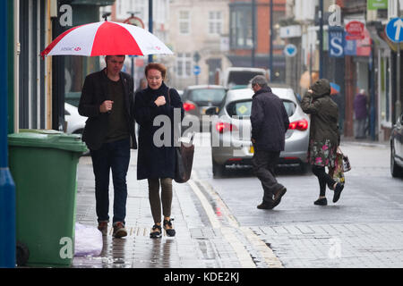 Aberystwyth Wales UK, Venerdì 13 Ottobre 2017 UK tempo: Sfortunato per alcuni , Venerdì il 13th è un giorno coperto, bagnato e ventoso in Aberystwyth Wales. Il tempo è previsto per migliorare nel corso del fine settimana, con un pennacchio di aria calda che soffia dal continente, con una possibilità di temperature nei bassi 20 ° celsius in parti del sud e sud mangia dell'Inghilterra Foto © Keith Morris / Alamy Live News Foto Stock