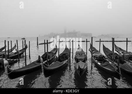 Venezia, Italia. Xiii oct, 2017. gondole in piazza san marco con san giorgio maggiore isola e chiesa sullo sfondo durante una mattinata nebbiosa a venezia, Italia. in questo periodo a Venezia si avvia per la prima volta la nebbia di mattina. Credito: simone padovani/risveglio/alamy live news Foto Stock
