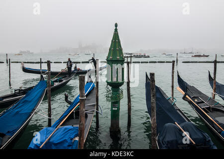 Venezia, Italia. Xiii oct, 2017. gondole in piazza san marco con san giorgio maggiore isola e chiesa sullo sfondo durante una mattinata nebbiosa a venezia, Italia. in questo periodo a Venezia si avvia per la prima volta la nebbia di mattina. Credito: simone padovani/risveglio/alamy live news Foto Stock