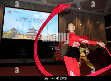 New York, Stati Uniti. 12 ottobre 2017. Gli artisti si esibiscono in danza cinese durante l'evento Beautiful China - World Heritage Tourism Promotion Event a New York, Stati Uniti, 12 ottobre 2017. Crediti: Wang Ying/Xinhua/Alamy Live News Foto Stock