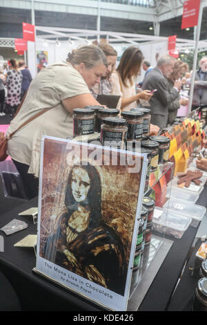 Londra, Regno Unito. Xiii oct, 2017. Il salone del cioccolato si apre a London Olympia la presentazione e la celebrazione di una vasta gamma di domestici prodotti di cacao e di cioccolato e dolciumi da inglesi e internazionali cioccolatieri credito: amer ghazzal/alamy live news Foto Stock