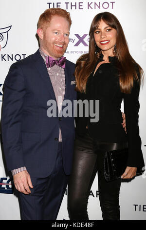 Los Angeles, California, Stati Uniti. 12th ottobre 2017. Jesse Tyler Ferguson, Sofia Vergara, al Jesse Tyler Ferguson's Tie The Knot 5-Year Anniversary Celebration a NeueHouse Hollywood, il 12 ottobre 2017 a Los Angeles, California. Credito: David Edwards/Media Punch/Alamy Live News Foto Stock