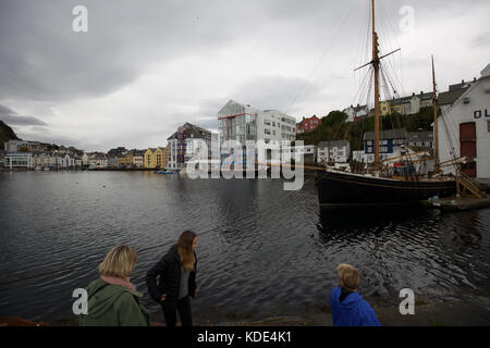 Alesund, Norvegia. 13 ottobre, 2017. Cieli grigi su Alesund in Norvegia. © Keith Larby/Alamy Live News Foto Stock