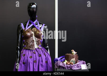 Londra, Regno Unito. Il 13 ottobre 2017. abito di cioccolato in esposizione presso il salone del cioccolato. © laura de meo/ alamy live news Foto Stock