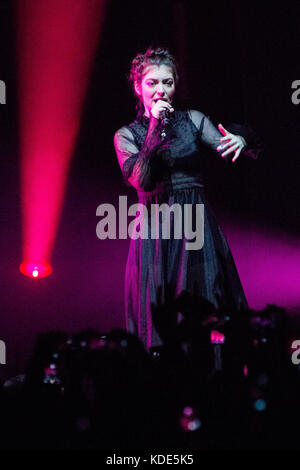Milano, Italia. Xii oct, 2017. La Nuova Zelanda il cantante-cantautore lorde si esibisce dal vivo sul palco a Fabrique durante il 'Melodrama World Tour 2017' Credit: Rodolfo Sassano/Alamy Live News Foto Stock