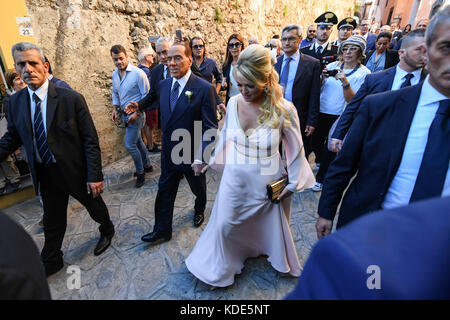 Ravello, Italia. Xiii oct, 2017. silvio berlusconi e francesca pascale a Ravello, in occasione delle nozze di sua sorella Marianna pascale. 13/10/2017, Ravello, Italia credit: indipendente photo agency srl/alamy live news Foto Stock