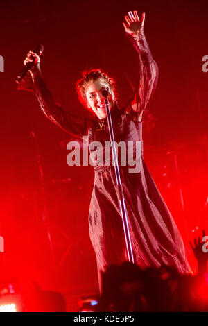 Milano, Italia. Xii oct, 2017. La Nuova Zelanda il cantante-cantautore lorde si esibisce dal vivo sul palco a Fabrique durante il 'Melodrama World Tour 2017' Credit: Rodolfo Sassano/Alamy Live News Foto Stock