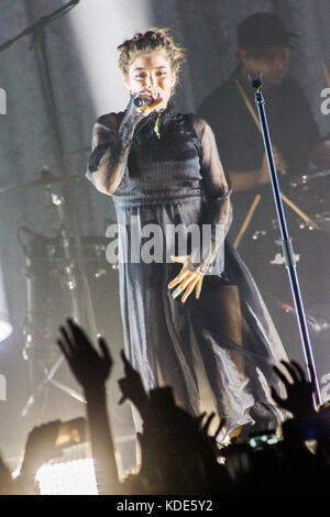 Milano, Italia. Xii oct, 2017. La Nuova Zelanda il cantante-cantautore lorde si esibisce dal vivo sul palco a Fabrique durante il 'Melodrama World Tour 2017' Credit: Rodolfo Sassano/Alamy Live News Foto Stock