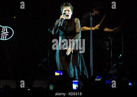 Milano, Italia. Xii oct, 2017. La Nuova Zelanda il cantante-cantautore lorde si esibisce dal vivo sul palco a Fabrique durante il 'Melodrama World Tour 2017' Credit: Rodolfo Sassano/Alamy Live News Foto Stock