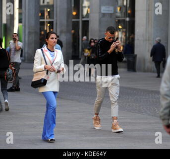 Milano, Ivan perisic e sua moglie nel centro si adirano e insultare il fotografo ivan perisic, il giocatore dell'Inter e della nazionale di Croazia, sorpresi a passeggiare per le vie del centro insieme con sua moglie josipa. approfittando delle libere della mattina, in vista del derby contro il Milan di domenica sera, passeggiata in via Montenapoleone e quindi sono in corso nel processo di emanuele vittorioso, ma si nota la presenza del fotografo e iniziare a preoccuparsi, nonostante la situazione è assolutamente tranquilla. ivan perisic parla con sua moglie e i due decidono di Foto Stock