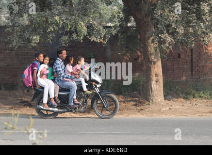 Shankar, panjab, India. Xiii oct, 2017. La vita di strada in shankar, rurale villaggio indiano. persone in treno a scuola e lavoro. gli agricoltori locali prendere le loro merci dal trattore. Alcune persone indossano caschi di protezione in modo che ci sia un alto tasso di infortuni e incidenti credito: wansfordphoto/alamy live news Foto Stock