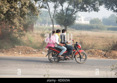 Shankar, panjab, India. Xiii oct, 2017. La vita di strada in shankar, rurale villaggio indiano. persone in treno a scuola e lavoro. gli agricoltori locali prendere le loro merci dal trattore. Alcune persone indossano caschi di protezione in modo che ci sia un alto tasso di infortuni e incidenti credito: wansfordphoto/alamy live news Foto Stock