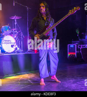 Detroit, MICHIGAN, Stati Uniti. 4 Ott 2017. ASHISH VYAS di Thievery Corporation si esibisce al Fillmore di Detroit, MICHIGAN. Credit: Alexis Simpson/ZUMA Wire/Alamy Live News Foto Stock