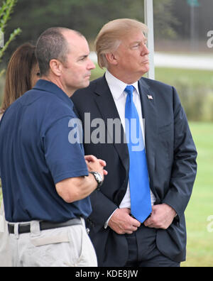 Un agente del Servizio Segreto degli Stati Uniti non identificato parla con il presidente degli Stati Uniti Donald J. Trump mentre visita il Centro di formazione del Servizio Segreto degli Stati Uniti James J. Rowley a Beltsville, Maryland, venerdì 13 ottobre 2017. Credito: Ron Sachs/Pool via CNP /MediaPunch Foto Stock