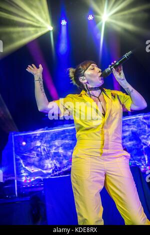 Detroit, MICHIGAN, Stati Uniti. 4 Ott 2017. NATALIA CLAVIER di Thievery Corporation si esibiscono al Fillmore di Detroit, MI. Credit: Alexis Simpson/ZUMA Wire/Alamy Live News Foto Stock