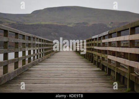 Ponte pedonale utilizzato come una linea guida verso le montagne, colline, paesaggio, Foto Stock