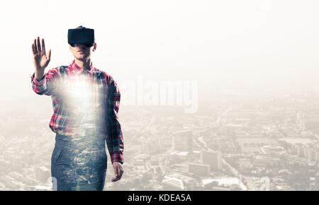 Ragazzo indossa controllato shirt e maschera virtuale di stiro a mano a Foto Stock