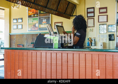 Un dipendente ha un ordine al telefono, entra in un computer al parafango, una ala di pollo cibo Ristorante e bar sport. Oklahoma City, Ok, STATI UNITI D'AMERICA Foto Stock