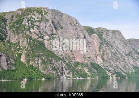 Storico di caduta di roccia lungo le ripide pareti di roccia del Western Brook Pond, un fiordo di acqua dolce nel Parco Nazionale Gros Morne, Terranova, Canada Foto Stock