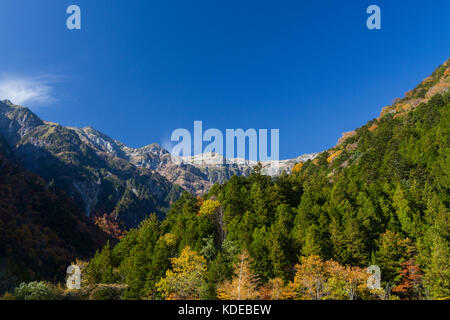 Alpi giapponesi mountain view in inizio di caduta da shin-hotaka teleferica nella Prefettura di Gifu, Giappone Foto Stock