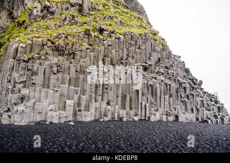 Basalto naturale colonne di pietra e la spiaggia di sabbia nera, reynisfjara, Islanda Foto Stock