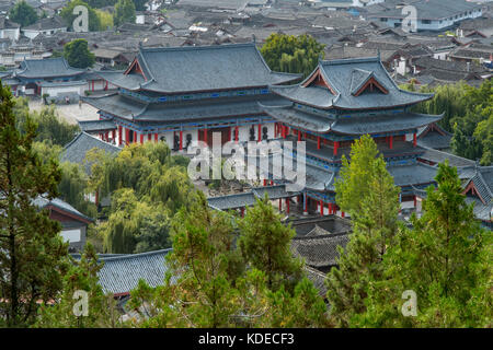 Vista del mu mansion da lion hill, antica città di Lijiang, Yunnan, Cina Foto Stock