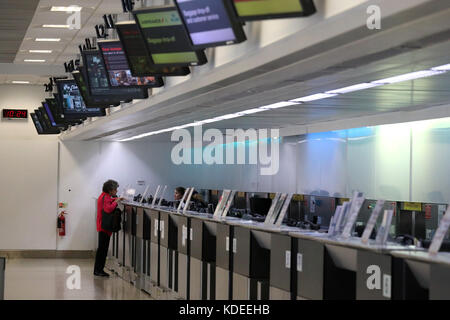 Una vista generale dei banchi di check in all'Aeroporto Internazionale di Aberdeen. PREMERE ASSOCIAZIONE foto. Data immagine: Mercoledì 4 ottobre 2017. Il credito fotografico dovrebbe essere: Andrew Milligan/PA Wire Foto Stock