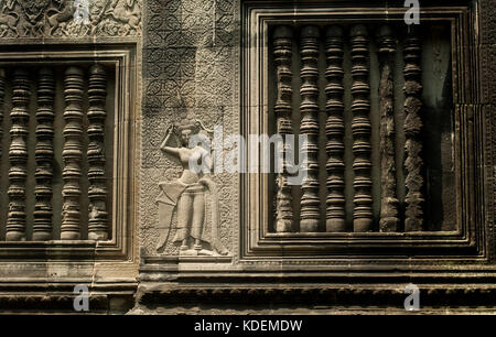 Le sculture della tradizionale Apsara ballerini sono trovati in tutta Angkor Wat in Siem Reap, Cambogia Foto Stock