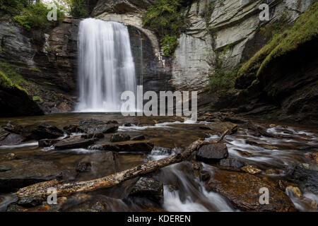 Il looking glass falls sono una delle più famose cascate nella zona a causa della facilità di accesso. il 60 ft. alte cascate si trova strada a nord di brevard, Carolina del nord, sull'autostrada 276. essi sono facilmente accessbile e capretto-amichevole. cascate themselve ottenuto il loro nome da Looking Glass creek, chiamato per la formazione di grande roccia nella zona (Looking Glass rock). L'acqua si congela sulla superficie della roccia in inverno la luce del sole e riflesso della sua superficie conferisce il rock il suo nome. Foto Stock