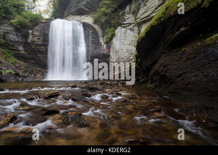 Il looking glass falls sono una delle più famose cascate nella zona a causa della facilità di accesso. il 60 ft. alte cascate si trova strada a nord di brevard, Carolina del nord, sull'autostrada 276. essi sono facilmente accessbile e capretto-amichevole. cascate themselve ottenuto il loro nome da Looking Glass creek, chiamato per la formazione di grande roccia nella zona (Looking Glass rock). L'acqua si congela sulla superficie della roccia in inverno la luce del sole e riflesso della sua superficie conferisce il rock il suo nome. Foto Stock