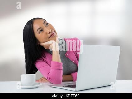 Digital composito di imprenditrice alla scrivania con computer portatile con sfondo luminoso Foto Stock