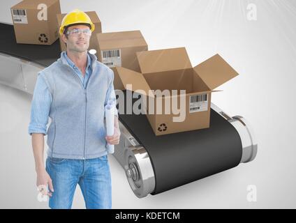 Composito Digitale dell'uomo con scatole sul nastro trasportatore in magazzino, transizione Foto Stock