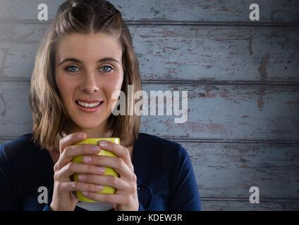 Composito Digitale della donna contro il legno con tazza Foto Stock