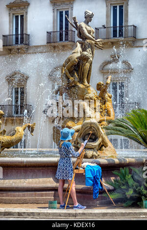 La Fontana di Diana in Piazza Archimede, Ortigia, Siracusa, Sicilia, Italia Foto Stock