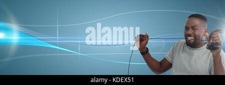 Composito Digitale dell'uomo giocando con il computer controller di gioco con linee curve sullo sfondo Foto Stock