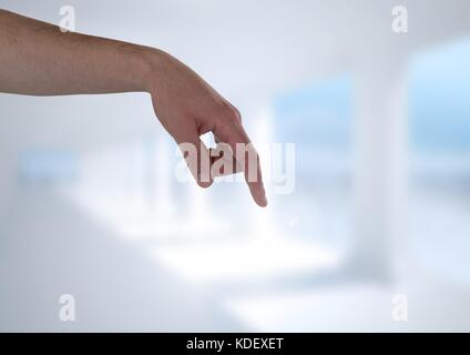 Composito Digitale di mano interagendo e dispositivo di puntamento con sfondo luminoso Foto Stock