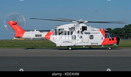 L'addestramento del personale di bordo si svolge all'aeroporto di Cornwall Newquay per gli equipaggi che presiede il Norwegian AW101, il più avanzato elicottero SAR al mondo di oggi Foto Stock