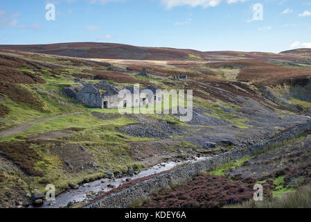 Rovine di una rinuncia di piombo mulino di fusione nelle colline sopra di Reeth, swaledale, North Yorkshire, Inghilterra. Foto Stock