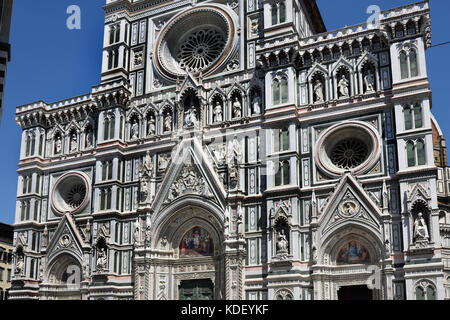 La Cattedrale di Santa Maria del Fiore - Cattedrale di Santa Maria del Fiore 336 Firenze Italia Il Duomo di Firenze, come esso è chiamato comunemente, 1296 design gotico di Arnolfo di Cambio nel 1436 Filippo Brunelleschi. L'esterno Filippo Brunelleschi in varie sfumature, verde, rosa, bianco, marmo, del xix secolo Revival gotico facciata di Emilio De Fabris. Foto Stock