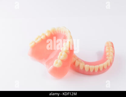 Set di denti finti su sfondo bianco Foto Stock
