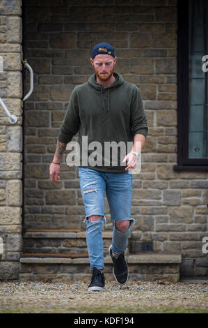 13.10.17. Cricketer Ben Stokes arriva a casa della madre del fidanzato Clare Ratcliffe davanti alla coppia del matrimonio di domani nel Somerset. Foto Stock